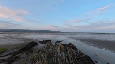 Bulutların Zaman Çizelgesi Gün batımında Dundalk Körfezi, Blackrock Sahili, Louth Ireland üzerinden geçiyor