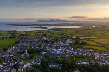 Ardglass Town üzerinden akşam uçuşu, County Down, Kuzey İrlanda, Birleşik Krallık