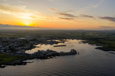 Ardglass Marina üzerinden Akşam Uçuşu, County Down, Kuzey İrlanda, Birleşik Krallık