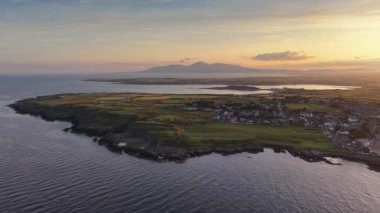 Ardglass Marina üzerinden Akşam Uçuşu, County Down, Kuzey İrlanda, Birleşik Krallık