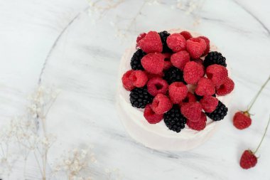 Kek Ahududu ve böğürtlen ahşap arka plan üzerinde. Boş alan için metin, tarifi.