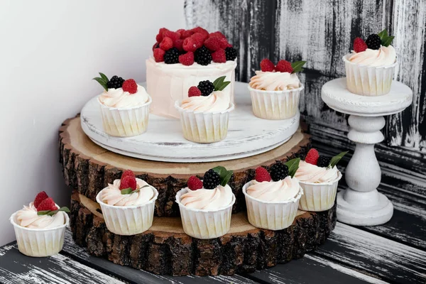 Festival pasta ve kek ahududu ve böğürtlen ahşap arka plan üzerinde.