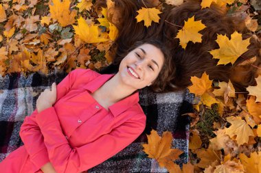 Sonbahar parkında güzel bir kadın..