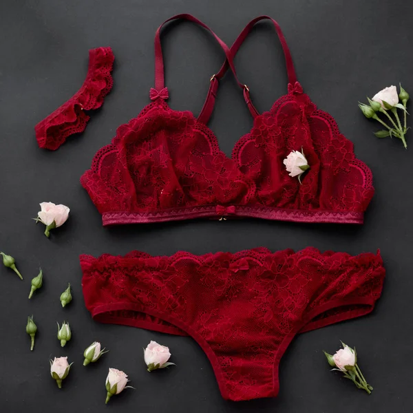 Siyah zemin üzerine kırmızı dantelli iç çamaşırı kadın iç çamaşırı.