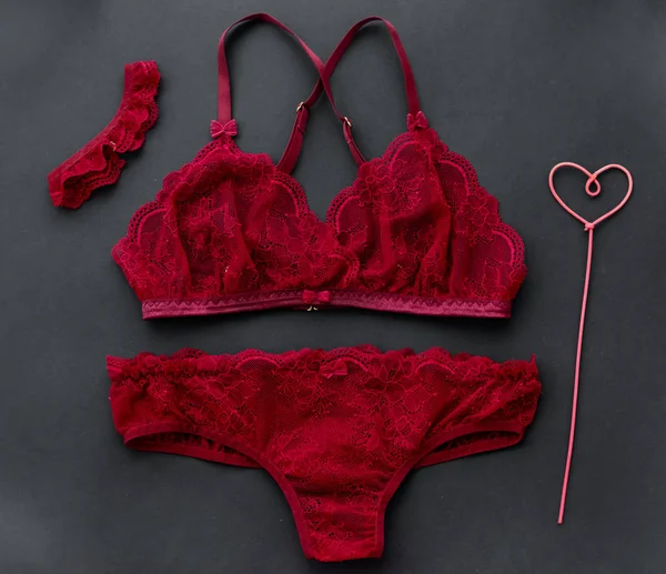 Kırmızı Dantel Çamaşırı Kıza Sevgililer Günü Hediyesi — Stok fotoğraf