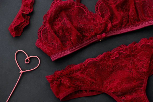 Kırmızı dantel iç çamaşırı. Aşk kavramı