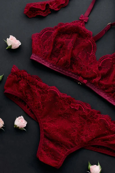 Siyah zemin üzerine kırmızı dantelli iç çamaşırı kadın iç çamaşırı.