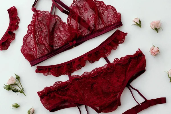 Beyaz zemin üzerine kırmızı dantelli iç çamaşırı. Kıza Sevgililer günü hediyesi.