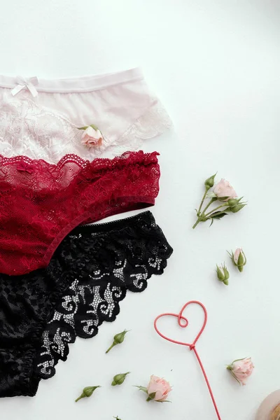 İç çamaşırı külot küme. Kadın seksi dantel PA. beyaz arka plan üzerinde. Metin için yer.