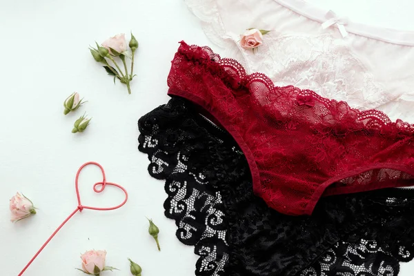 İç çamaşırı külot küme. Beyaz arka plan üzerinde kadın seksi dantel PA..