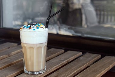 Fincan kapuçino, sütlü kahve, kahve severler için.