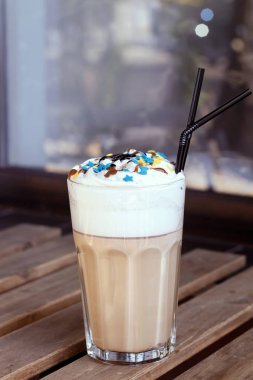 Fincan kapuçino, sütlü kahve, kahve severler için.