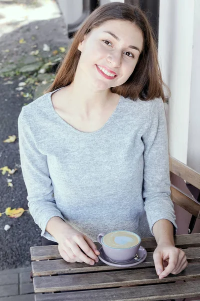 kafede kahve içme kız.