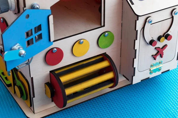 Ahşap eğitici oyuncaklar çocuklar için. Renkli ahşap bebek oyuncak yakın çekim. 