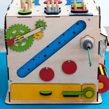 Çocuklar için eğitici ahşap kutu. Maria Montessori malzeme.