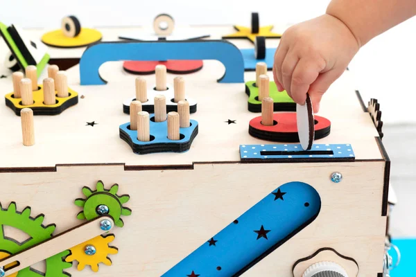 Ein Kleines Einjähriges Mädchen Spielt Mit Holzspielzeug Maria Montessori Material — Stockfoto