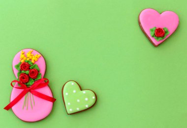 Kadınlar günü, Mart 8, sekiz rakamı, zencefilli, kalp yeşil zemin üzerine. Metin için özgür yer. Kadınlar günü kartı. 