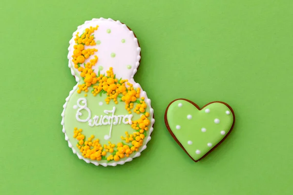 Kadınlar günü, Mart 8, sekiz rakamı, zencefilli, yeşil renkli çiçekler. Metin için özgür yer. Rus harfleri. 