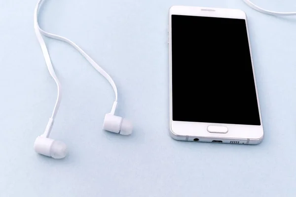 White Smartphone White Headphones Blue Background — Stock Photo, Image