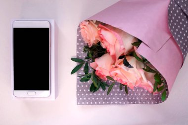 Doğum günü hediyesi, smartphone, kalp şekli, gül ile Sevgililer günü arka plan. 