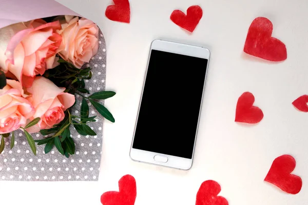 Sevgililer günü arka plan smartphone, kalp şekli, gül ile. 