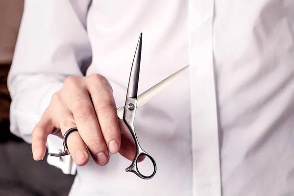 Перукарські ножиці в руках чоловіків, перукарня. Фон для чоловічого салону, перукарні . — стокове фото