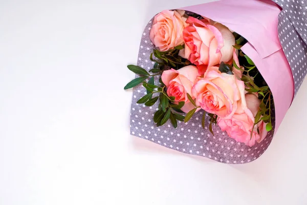 Букет розовых роз на светлом фоне, поздравительная открытка, место для текста. — стоковое фото