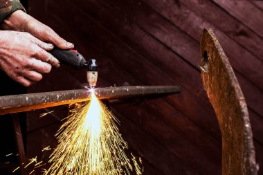 Plazma ile kesme çelik. Erkek Kaynakçı metal plazma kesim.