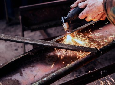 Çelik imalat sanayi. Erkek Kaynakçı metal plazma kesim.