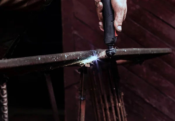 Stahl mit Plasma schneiden. Schweißer schneidet Metallplasma. — Stockfoto