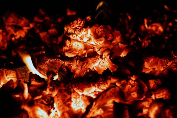 Carvão quente na lareira, fundo de fogo, close-up. — Fotografia de Stock