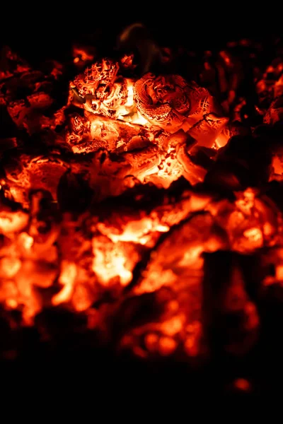 Hot coals in fireplace, fire background, close-up. — Stock Photo, Image