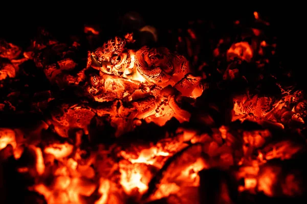 Carvão quente na lareira, fundo de fogo, close-up. — Fotografia de Stock
