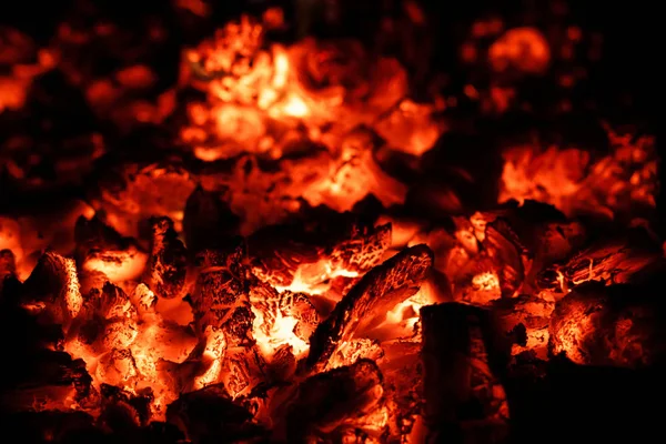 Carvão quente na lareira, fundo de fogo, close-up, macro. — Fotografia de Stock