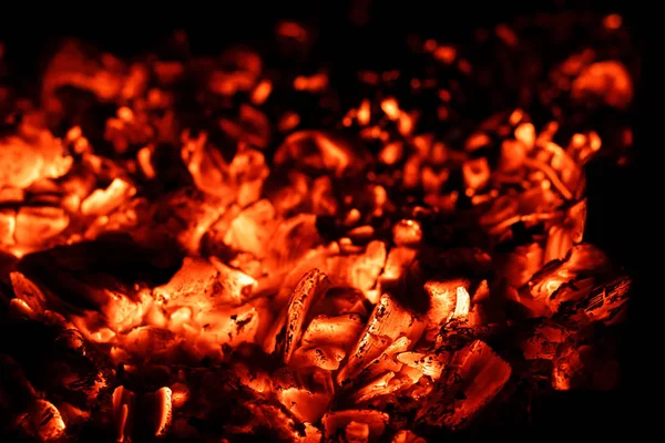 Carbón caliente en la chimenea, fondo de fuego, primer plano. Fondo rojo cálido. — Foto de Stock
