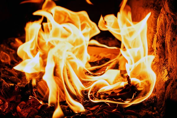 Livros e papel queimando na lareira. Devorando chama terrível. — Fotografia de Stock