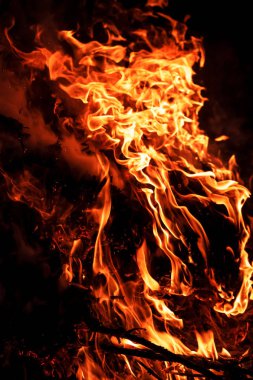 Siyah arka plan üzerine alevler ateş. Ormanda açık havada alev.