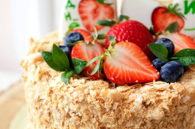 Parlak çilek ve yaban mersinli ballı pasta. Doğum günü ve düğün için şenlikli parti pastaları.