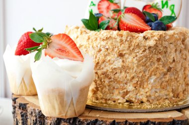 Parlak çilek ve yaban mersinli ballı pasta. Doğum günü için parti pastaları, düğün. Metin için yer.