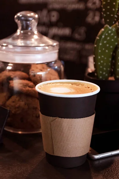 Koffie te gaan op houten achtergrond koffieshop. Plaats voor tekst. — Stockfoto