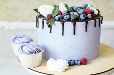 Böğürtlenli lavantalı kek. Kutlama, düğün, doğum günü için tatlı..