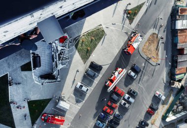 İtfaiye, insanları binadan tahliye. Demir merdivenler yüksek. Kurtarılmış hayat kavramı, tehlike, ateş.