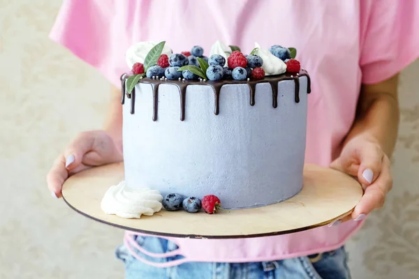 Bolo de lavanda de verão com bagas. Sobremesa para celebração, casamento, aniversário. — Fotografia de Stock