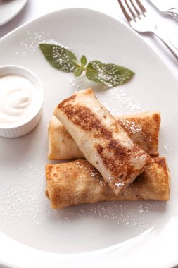 Kahvaltım kafede, kreplerim beyaz tabakta. Etle doldurulmuş gözleme..