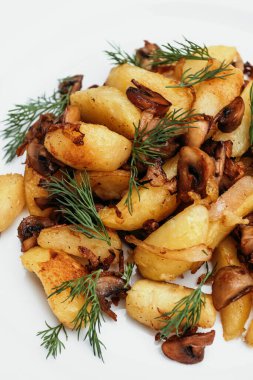 Beyaz tabakta mantarlı kızarmış patates..