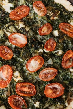 Güneşte kurutulmuş domatesli ıspanaklı turta..