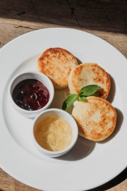 Kahvede reçelli cheesecake ile kahvaltı.