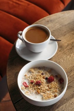 Kahvaltını kafede yap. Müsli, sütlü ve kapuçinolu..