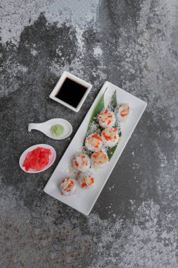 Gri beton arka planda Japon suşisi.