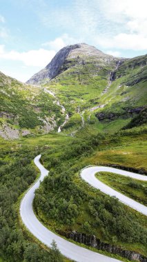 Flydalsjuvet, Norveç yakınlarındaki dolambaçlı yol, çarpıcı dağ manzaralı..